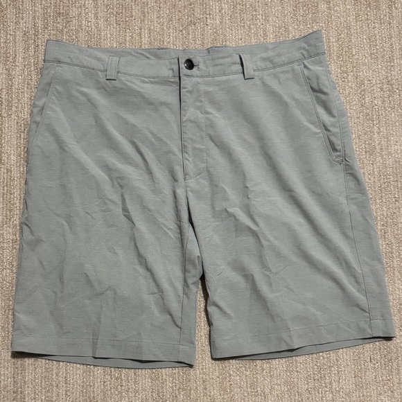 Peter Millar Men's Size 34 Gray Stretch Shackleford Performance Hybrid Short - Picture 1 of 12